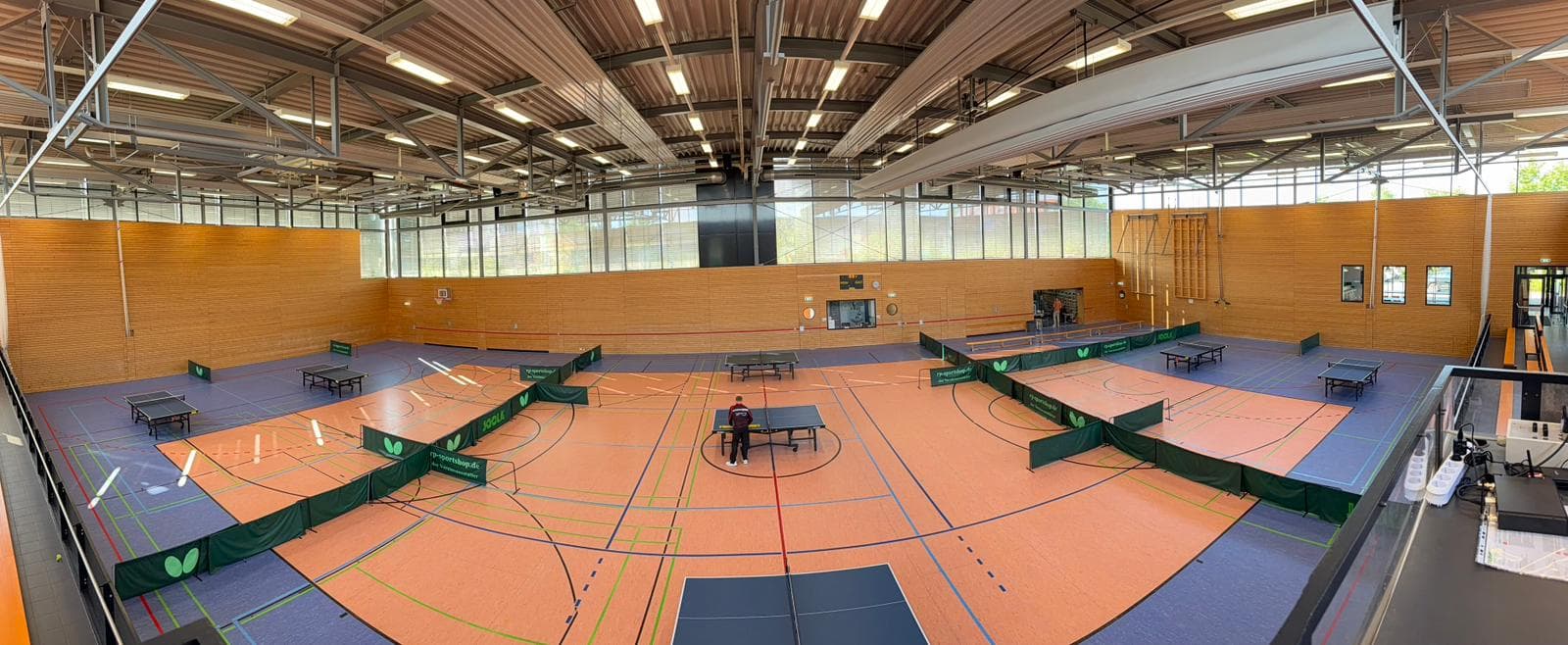Überblick über den Tischaufbau in der Brandfeldhalle