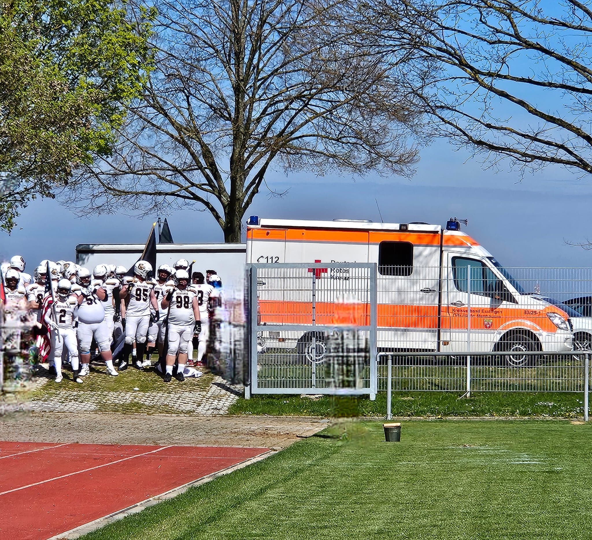 DRK-Wagen beim Mustangs-Spiel